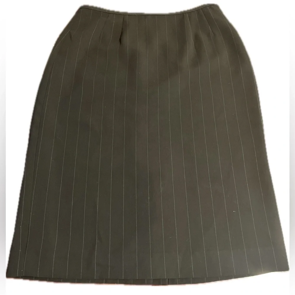 Woman’s Le Suit pinstripe pencil skirt size 8 black